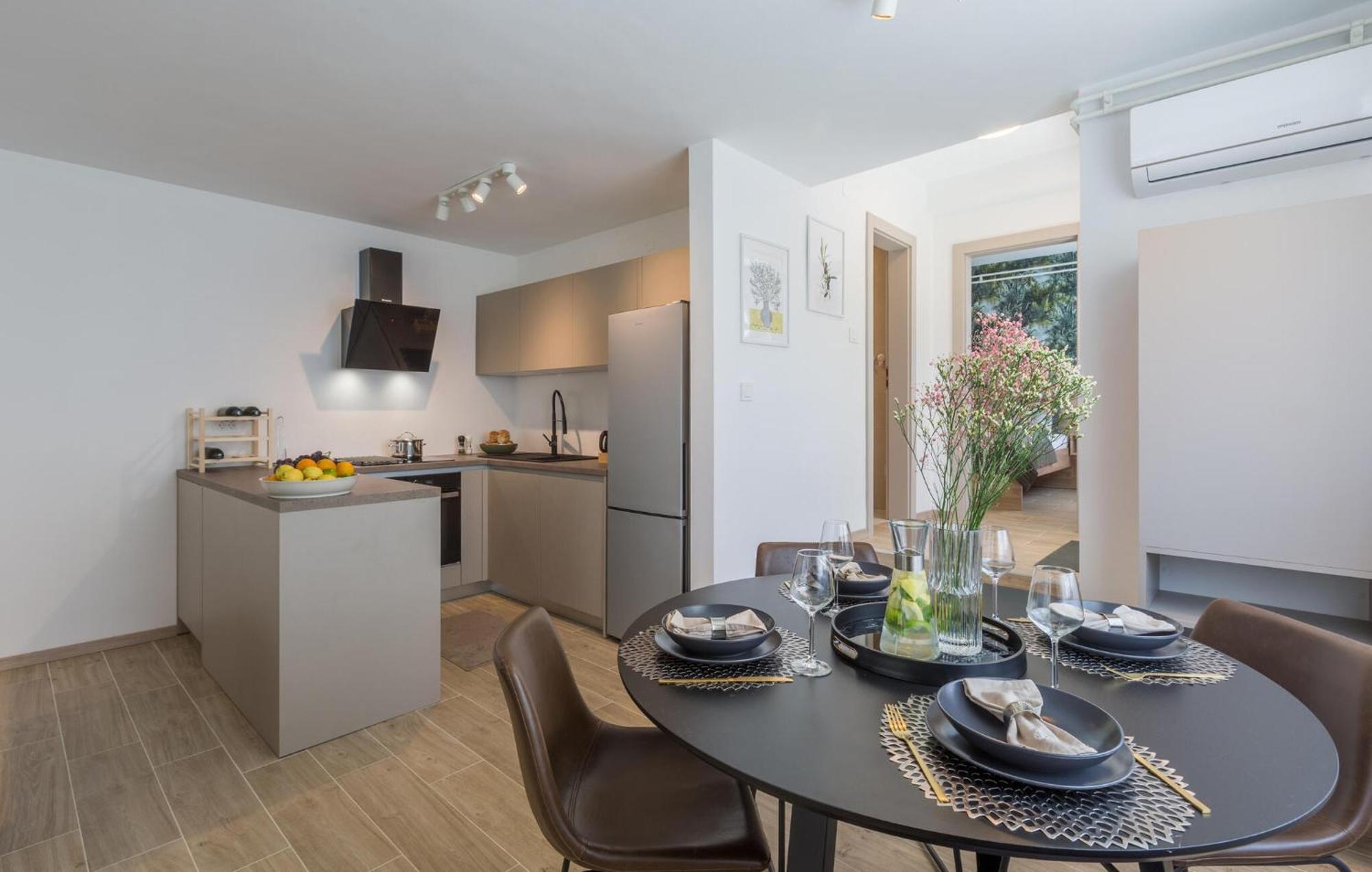 1 Bedroom Beautiful Apartment In Poreč Exteriör bild